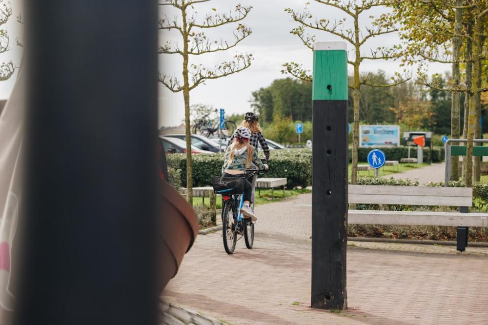 Få din stil på cyklen med en sort cykelhjelm